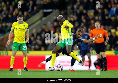 Jose Cordoba de Norwich City (à gauche) et Mateo Joseph de Leeds United se battent pour le ballon lors du Sky Bet Championship match à Carrow Road, Norwich. Date de la photo : mardi 1er octobre 2024. Banque D'Images