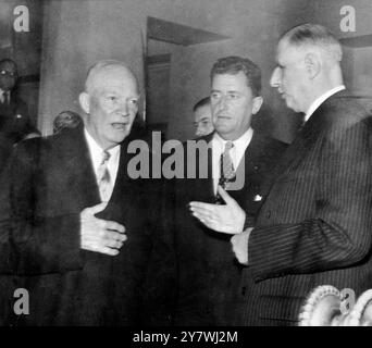 Paris France : le président Eisenhower des États-Unis ( à gauche ) s'entretient avec le président français , Charles de Gaulle ( à droite ) par l'intermédiaire des présidents interprètes colonel Vernon Walters ( au centre ) , dans cette photo prise à travers les portes vitrées de la présidence aujourd'hui . Préparation de la Conférence au sommet est-Ouest . 19 décembre 1959 Banque D'Images