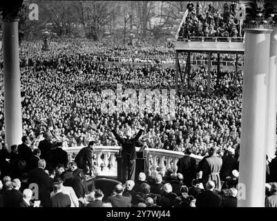 Washington d . C . Président Dwight d . Eisenhower agite joyeusement aux foules qui ont assisté à son inauguration. Le vice-président Richard Nixon est sur la gauche. 22 janvier 1953 Banque D'Images