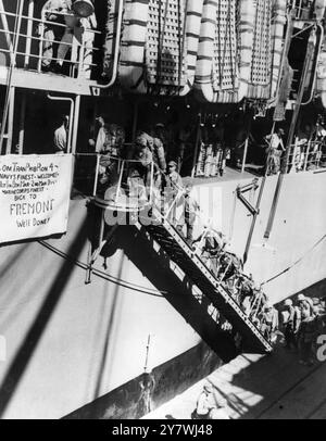 Beyrouth , Liban : U . S . Les Marines se retirent de Beyrouth . Les hommes du 1er Bataillon , le 8e Marine de la 2e Division des Marines , embarquent à bord de l'USS ' Fremont ' en sortant . 15 juillet 1958 Banque D'Images