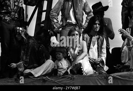 Actrice , et amie de Mick Jagger , Marianne Faithfull et son fils Nicholas , vu parmi les fans de pop dans un coin de la plate-forme Rolling Stones lors d'un concert en plein air par le groupe à Hyde Park . 6 juillet 1969 Banque D'Images