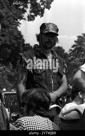 L'un des puissants hommes armés connus sous le nom de ' Hells Angels ' , vêtus de cuir cloutés en métal , qui étaient présents pour protéger les membres du groupe pop Rolling Stones , au concert Open Air ' Come Back ' à Hyde Park à Londres . 6 juillet 1969 Banque D'Images