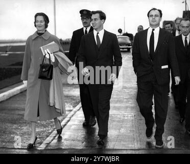 Shah Karim al-Hussayni : né le 13 décembre 1936, le prince Karim Aga Khan , vu ici à l'aéroport de Londres avec ses parents, le prince Aly Khan et la princesse Joan Aly Khan qui l'accompagnaient lorsqu'il embarquait à bord d'un paquebot de la BOAC pour Dar es-Salaam , Tanganyika , où il sera intronisé à la tête des musulmans ismaéliens par des dirigeants d'Afrique de l'est. Le mariage de la princesse Jeanne (anciennement Mme LOEL Guinness ) avec le prince Aly Khan a été dissous en 1949 le 16 octobre 1957 Banque D'Images