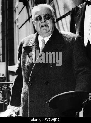 Sultan Mahommed Shah : 2 novembre 1877 - 11 juillet 1957 Aga Khan III , vu ici en sortant de l'Hôtel Ritz , Londres , Angleterre , c'est la première fois qu'il est vu dehors à Londres depuis sa maladie le 23 mai 1955 Banque D'Images