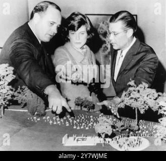 Un modèle de la tombe qui marquera la tombe du défunt président américain , John F. Kennedy , dans le cimetière d'Arlington . En regardant le modèle sont de gauche à droite , architecte John Warnecke , Mme Eunice Shriver , soeur du Président et Secrétaire à la Défense des Etats-Unis M. Robert S McNamara 16 novembre 1964 Banque D'Images