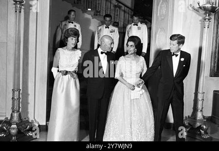 Le président Kennedy a été hôte à un dîner d'État en l'honneur de la visite du roi Mohammed Zahir et de la reine Homaira d'Afghanistan à la Maison Blanche le 5 septembre 1963. Montrer ici avant le dîner sont de gauche à droite, Mme Eunice Shriver , épouse du directeur du corps de la paix R Sargent et hôtesse remplaçante pour la première Dame , le roi Zahir, la reine Horaira et le président John F. Kennedy . Banque D'Images