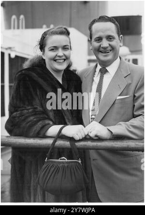 Les Paul et son épouse Mary Ford à bord du paquebot Cunard Queen Elizabeth à Southampton le 9 septembre 1952 Banque D'Images