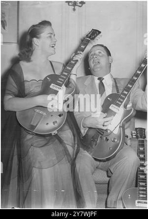 Les Paul et son épouse Mary Ford au Savoy Hotel avant leur première apparition au London palladium. 9 septembre 1952. Banque D'Images