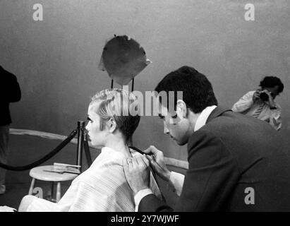 Twiggy ( Leslie Hornby ) travaillant à New York sur un tour de mode , a survolé Leonard , coiffeur , de Londres pour un coût de £254,11 . La coiffure coûte 3 guinées. Banque D'Images