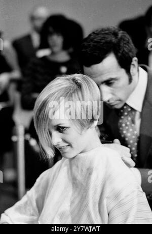 Twiggy ( Leslie Hornby ) travaillant à New York sur un tour de mode , a survolé Leonard , coiffeur , de Londres pour un coût de £254,11 . La coiffure coûte 3 guinées. Banque D'Images