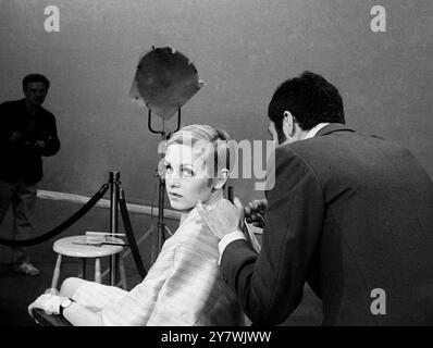 Twiggy ( Leslie Hornby ) travaillant à New York sur un tour de mode , a survolé Leonard , coiffeur , de Londres pour un coût de £254,11 . La coiffure coûte 3 guinées. Banque D'Images