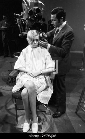 Twiggy ( Leslie Hornby ) travaillant à New York sur un tour de mode , a survolé Leonard , coiffeur , de Londres pour un coût de £254,11 . La coiffure coûte 3 guinées. Banque D'Images