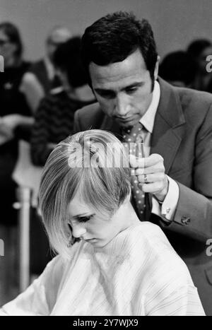 Twiggy ( Leslie Hornby ) travaillant à New York sur un tour de mode , a survolé Leonard , coiffeur , de Londres pour un coût de £254,11 . La coiffure coûte 3 guinées. Banque D'Images