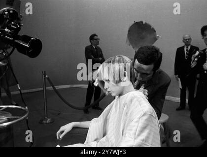 Twiggy ( Leslie Hornby ) travaillant à New York sur un tour de mode a volé , au-dessus du coiffeur , Leonard , de Londres pour un coût de £254,11 . La coiffure coûte 3 guinées. Banque D'Images