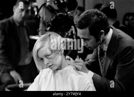 Twiggy ( Leslie Hornby ) travaillant à New York sur un tour de mode , a survolé Leonard , coiffeur , de Londres pour un coût de £254,11 . La coiffure coûte 3 guinées. Banque D'Images