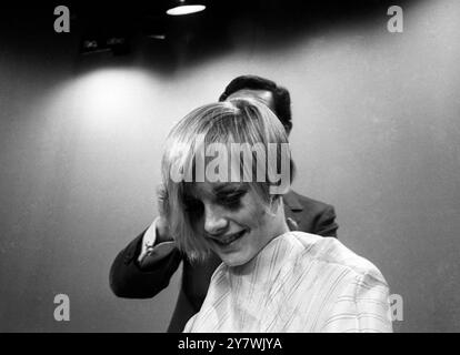 Twiggy ( Leslie Hornby ) travaillant à New York sur un tour de mode , a survolé Leonard , coiffeur , de Londres pour un coût de £254,11 . La coiffure coûte 3 guinées. Banque D'Images