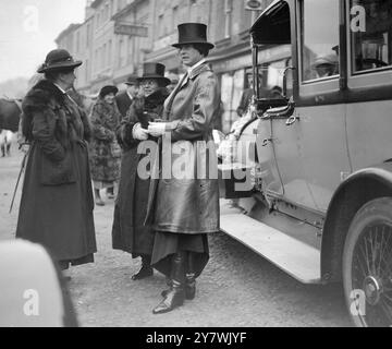 Heythrop Hunt Meet . Présentation au Capitaine Brassey . Mme Brassey( anciennement Lady Dalmeny ) . 21 novembre 1921 Banque D'Images