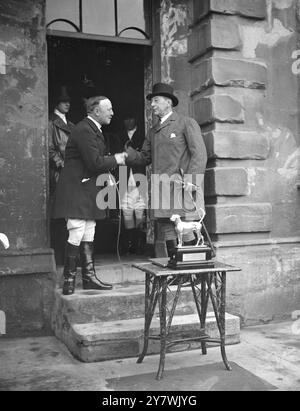 Heythrop Hunt Meet . Présentation au Capitaine Brassey . Capitaine Brassey recevant le cadeau de M. C. Symuler . 21 novembre 1921 Banque D'Images