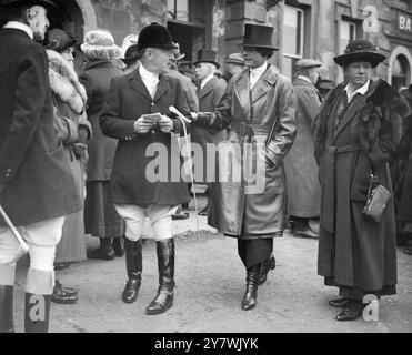 Heythrop Hunt Meet . Présentation au Capitaine Brassey . Capitaine et Mme Brassey ( anciennement Lady Dalmeny ) . 21 novembre 1921 Banque D'Images