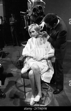 Twiggy ( Leslie Hornby ) travaillant à New York sur un tour de mode , a survolé Leonard , coiffeur , de Londres pour un coût de £254,11 . La coiffure coûte 3 guinées. Banque D'Images