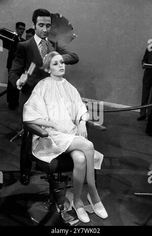 Twiggy ( Leslie Hornby ) travaillant à New York sur un tour de mode , a survolé Leonard , coiffeur , de Londres pour un coût de £254,11 . La coiffure coûte 3 guinées. Banque D'Images