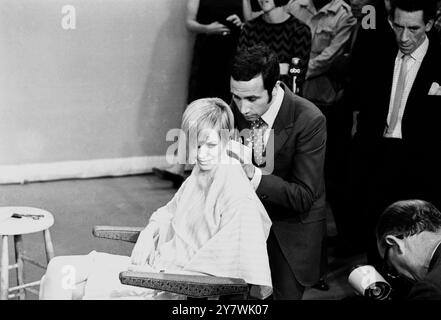 Twiggy ( Leslie Hornby ) travaillant à New York sur un tour de mode , a survolé Leonard , coiffeur , de Londres pour un coût de £254,11 . La coiffure coûte 3 guinées. Banque D'Images