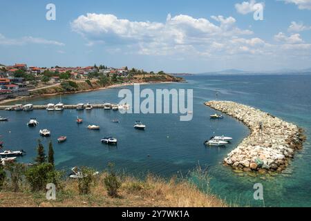 Plage et port de Nea Fokaia. Halkidiki, Grèce Banque D'Images