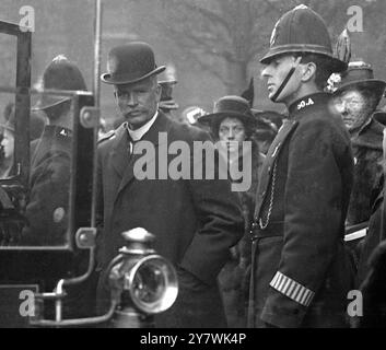 Service spécial aux forces australiennes et néo-zélandaises à St Margaret ' s Westminster . Le très honorable Andrew Fisher , quittant l'église . Andrew Fisher (29 août 1862 - 22 octobre 1928) était un homme politique australien qui a servi comme premier ministre à trois reprises. ©TopFoto Banque D'Images