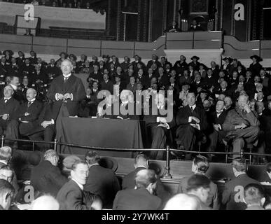 M. David Lloyd George s'exprimant lors de la réunion sur l'épargne de guerre à l'Albert Hall . David Lloyd George , 1er comte Lloyd - George de Dwyfor ( 7 janvier 1863 - 26 mars 1945 ) était un homme d'État britannique et le seul premier ministre gallois du Royaume-Uni . 22 octobre 1917 Banque D'Images