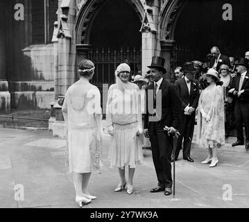 Le mariage de l'honorable Rosemary Guest et de l'honorable Gilbert Hay à l'église St Margaret ' s de Westminster, Londres . Photographié est le roi Alphonse XIII d'Espagne ( 17 mai 1886 - 28 février 1941 ) et Lady Wimforne . Banque D'Images