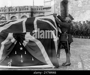 Amener le corps du regretté capitaine Fryatt de Belgique en Angleterre. Le général Hammoteau décore le cercueil de l' ordre de Léopold , au nom d' Albert Ier , roi des Belges . 6 juillet 1919 Banque D'Images