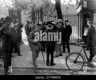 Le Prince de Galles , maintenant membre des Grenadier Guards à Londres , avant son départ pour le Front . Première Guerre mondiale . Banque D'Images