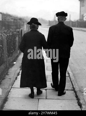 M. et Mme W J Turner marchant main dans la main dans la rue après 62 ans de mariage - une photographie primée pour John Topham - décembre 1945 Banque D'Images