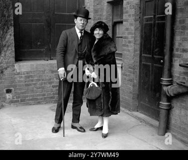 M. Seymour Hicks et Miss Ellaline Terriss qui ont participé à la performance royale au Theatre Royal , Windsor , Berkshire , Angleterre , à l'appui de la Journée des guerriers Banque D'Images