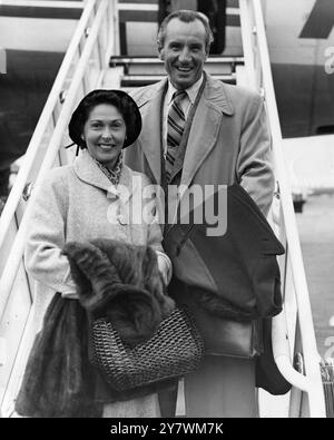 Fred Perry : 18 mai 1909 - 2 février 1995 , joueur britannique de tennis et de tennis de table et triple champion de Wimbledon , photographié avec sa femme Barbara , arrivant à l'aéroport de Londres de New York pour son cours d'entraînement habituel pour les jeunes britanniques . 25 avril 1954 Banque D'Images