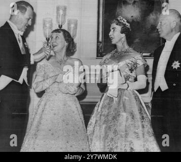 Washington DC États-Unis - Président et Mme Eisenhower avec le roi Frederik et la reine Ingrid du Danemark à la Maison Blanche à Washington lorsque la royauté en visite ont été divertis au dîner par le président et sa femme. Le monarque danois et sa reine étaient à Washington en visite d'Etat - 12 octobre 1960 ©TopFoto Banque D'Images