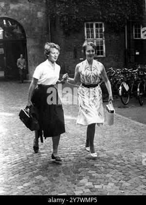 Copenhague , Danemark - Princesse Margrethe - héritière danoise apparente ( à droite ) court alors qu'elle arrive en retard pour son premier jour à l'Université de Copenhague pour des conférences sur le droit et les sciences humaines . Avec elle est son amie Helle Stangerup - 10 septembre 1959 ©TopFoto Banque D'Images