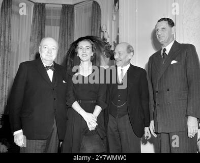 Déjeuner d'anniversaire pour Winston Churchill . A l'ambassade du Danemark aujourd'hui pour le déjeuner d'anniversaire , de gauche à droite ; M. Winston Churchill , la reine Ingrid de Danemark , M. Attlee , premier ministre et le roi Frédéric de Danemark . 30 novembre 1949 Banque D'Images