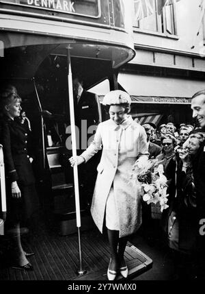 Copenhague : SAR la Princesse Margaret , Comtesse de Snowdon est montré descendre d'un vrai bus rouge de Londres . La princesse britannique a vu le bus , en traversant la rue et a ' sauté ' . La princesse Margaret ouvrait l'exposition de la semaine britannique à Copenhague. Derrière elle, dans les escaliers, se trouve son mari, le comte de Snowdon - 27 septembre 1964 ©TopFoto Banque D'Images