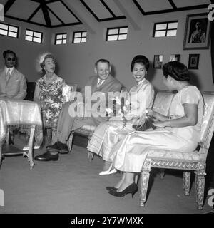 Bangkok , Thaïlande : de gauche à droite : le roi Phumiphon de Thaïlande ; la reine Ingrid de Danemark ; le roi Frederik de Danemark ; la reine Sirikit de Thaïlande , et la reine Rambhai , veuve du défunt roi Prajathipok de Thaïlande , discutent joyeusement ensemble lorsque le roi et la reine danois en visite inaugurent officiellement une nouvelle bibliothèque et un centre de recherche de la Siam Society à Bangkok , le 13 janvier . Le nouveau bâtiment a été construit grâce à des fonds provenant principalement de la colonie danoise locale - 17 janvier 1962 ©TopFoto Banque D'Images