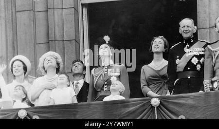 Londres : tous les yeux sont tournés vers le haut alors que les membres de la famille royale regardent une mouche - passé des avions de la Royal Air Force depuis le balcon du palais de Buckingham , aujourd'hui , après avoir assisté à la cérémonie de trooping of the Colour marquant l'anniversaire officiel de la Reine . De gauche à droite la princesse Margaret , avec le fils de six ans de la reine, le Prince Andrew, devant elle ; la reine Elizabeth , la reine mère ; le vicomte Linley , fils de quatre ans de la princesse Margaret ; son père , le vicomte Snowden ; la reine Elizabeth II ; son fils de deux ans, le Prince Edward ; la princesse Benedikte et son père , le roi Frederik de Banque D'Images