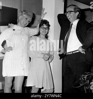 Sur la photo, au Theatre Royal , Stratford , dans l'East End de Londres , avant la représentation d'ouverture hier soir de la controversée pièce américaine Macbird , sont Toni Palmer ( Lady Macbird ) ; Mme Barbara Garson , auteur de la pièce , et Bob Grant , qui joue Macbird . La pièce , une satire qui parodie l'assassinat du président Kennedy , a été mise en scène par Joan Littlewoods Theatre Workshop . 7 mars 1967 Banque D'Images