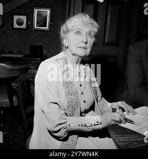 L'actrice de 83 ans Dame Sybil Thorndike photographiée à Londres aujourd'hui alors qu'elle commençait les répétitions pour Arsenic et Old Lace , une comédie de Joseph Kesselring , présentée par Peter Saunders au Vaudeville Theatre de Londres . Dame Sybil incarne Abby Brewster dans la comédie du 4 février 1966 Banque D'Images