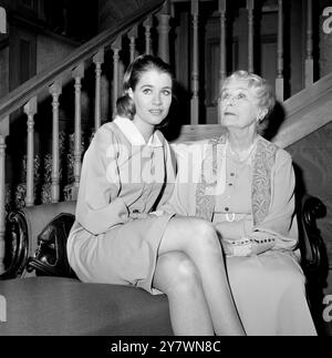 L'actrice de 83 ans Dame Sybil Thorndike dans le rôle d'Abby Brewster et Julia Lockwood dans le rôle d'Elaine Harper photographiées à Londres aujourd'hui alors qu'elles commençaient les répétitions pour Arsenic et Old Lace , une comédie de Joseph Kesselring , présentée par Peter Saunders au Vaudeville Theatre de Londres . 4 février 1966 Banque D'Images