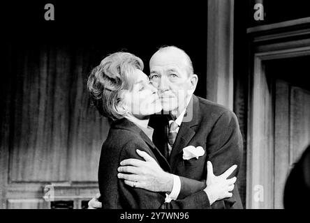 Le maître dramaturge , acteur , compositeur , poète , romancier et écrivain Noel Coward , 66 , est photographié en train de répéter avec Lilli Palmer au Queen's Theatre , Londres . Ils répétaient A Song at Twilight de Coward , la première des trois pièces de Coward collectivement intitulées suite in Three Keys . 22 mars 1966 Banque D'Images