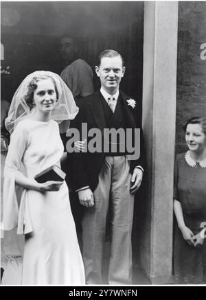 M. Evelyn Waugh , l'auteur , et Mlle Laura Herbert , se sont mariés à l'église de l'Assomption à Warwick Street , Londres . Le couple n'a été fiancé que trois mois et on le voit ici quitter l'église. Le premier roman de Waugh , Decline and Fall , suivi de Vile Bodies , Black Mischief , a Handful of Dust and Scoop . 17 avril 1937 Banque D'Images