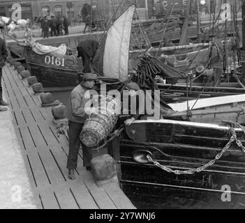 Pêcheurs à Lowestoft , Suffolk, Angleterre , se préparant pour une saison chargée . 26 mars 1919 Banque D'Images