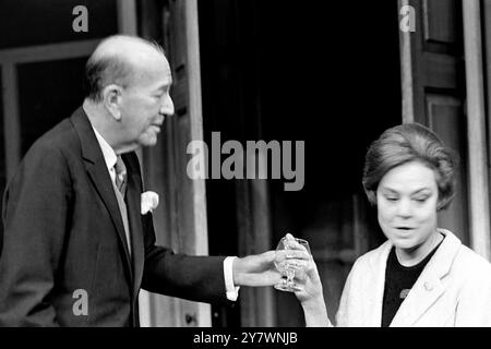 Le maître dramaturge , acteur , compositeur , poète , romancier et écrivain Noel Coward , 66 , est photographié en train de répéter avec Lilli Palmer au Queen's Theatre , Londres . Ils répétaient A Song at Twilight de Coward , la première des trois pièces de Coward collectivement intitulées suite in Three Keys . 22 mars 1966 Banque D'Images