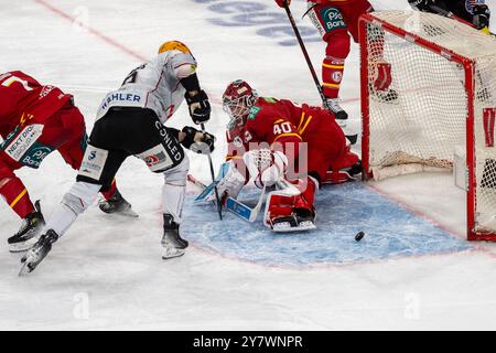 Jan Urbas (Fischtown Pinguins Bremerhaven, #09) Kann den Puck nicht im Duesseldorfer Tor platzieren, GER Duesseldorfer EG v. Fischtown Pinguins Bremerhaven, Eishockey, Deutsche Eishockey-Liga, 5. Spieltag, saison 2024/2025, 01.10.2024 Foto : Eibner-Pressefoto/Fabian Friese Banque D'Images