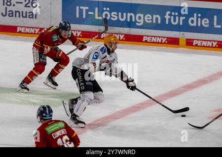 Jan Urbas (Fischtown Pinguins Bremerhaven, #09) Stuermt Tyler angle (Duesseldorfer EG, #94) Davon, GER Duesseldorfer EG v. Fischtown Pinguins Bremerhaven, Eishockey, Deutsche Eishockey-Liga, 5. Spieltag, saison 2024/2025, 01.10.2024 Foto : Eibner-Pressefoto/Fabian Friese Banque D'Images